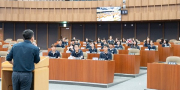 240711 박진영 의원, 청소년의회교실 참석해 화성반월중 학생들 격려 (2).jpg
