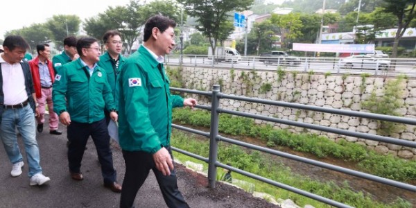 5-1. 이상일 용인특례시장이 11일 마북천 현장을 방문해 수질개선 현황과 시민의 안전 여부를 직접 확인했다..jpg