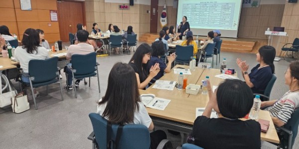 2. 용인특례시는 11일 시청 비전홀에서 ‘경력형성형 공공일자리’ 참여 근로자를 대상으로 ‘맞춤형 취업역량 강화 교육’을 했다.jpeg