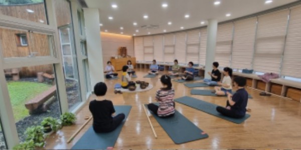 3. 용인산림센터에서 진행 중인 싱일볼 프로그램 참가자들의 모습.jpg