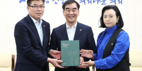 [사진 수정]240716 의정정책추진단, ‘11대 의회 전반기 의정정책백서’ 염종현 의장에 전달 (1).jpg