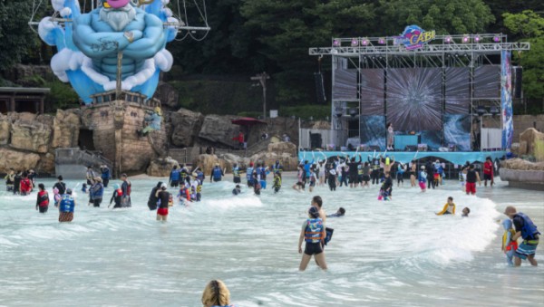 1. 캐리비안 베이_힙세이돈 시그니처 조형물과 클럽 캐비 무대가 설치된 야외 파도풀.jpg