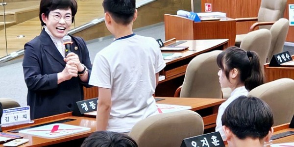 240723 김선희 의원, 청소년의회교실 참석...학생들과 소통 (1).jpg
