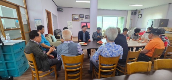 2-1. 황규섭 용인특례시 기흥구청장이 경로당에서 어르신들과 대화하고 있다.jpeg