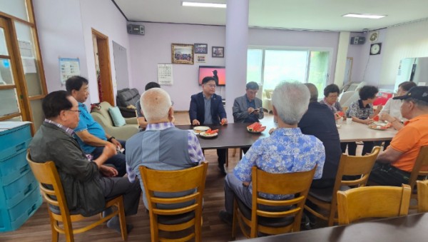 2-1. 황규섭 용인특례시 기흥구청장이 경로당에서 어르신들과 대화하고 있다.jpeg