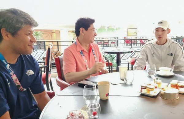 2. 이상일 용인특례시장은 11일 오전(프랑스 파리 현지시각) 용인특례시 소속 우상혁 선수와 김도균 한국 육상 수직도약팀 코치와 조찬을 함께 하면서 우 선수의 다음 도전을 응원했다(2).jpg