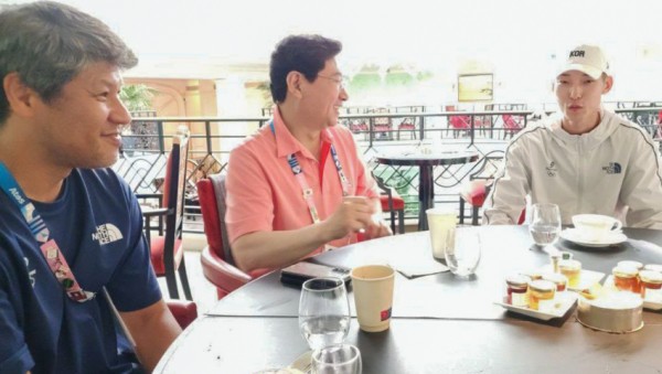 2. 이상일 용인특례시장은 11일 오전(프랑스 파리 현지시각) 용인특례시 소속 우상혁 선수와 김도균 한국 육상 수직도약팀 코치와 조찬을 함께 하면서 우 선수의 다음 도전을 응원했다(2).jpg