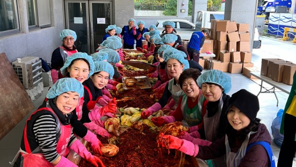 4-1. 영덕1동이 김장나눔 사랑 버무리기 행사를 열었다.(2).jpg