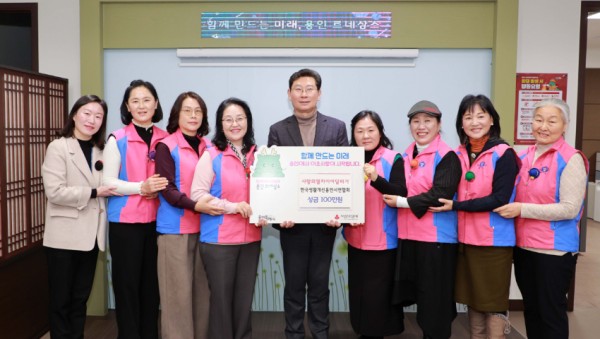 9. 이상일 용인특례시장이 3일 사랑의열차이어달리기에 동참한 한국생활개선용인시연합회원들과 기념 촬영하고 있다.JPG