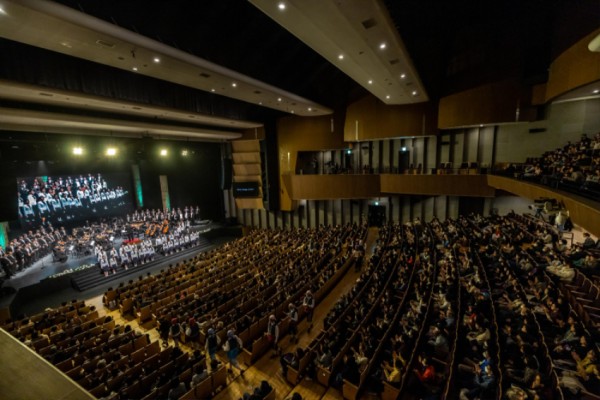 1-2. 객석을 늘리고 무대시설을 개선한 용인포은아트홀 객석 모습.jpg