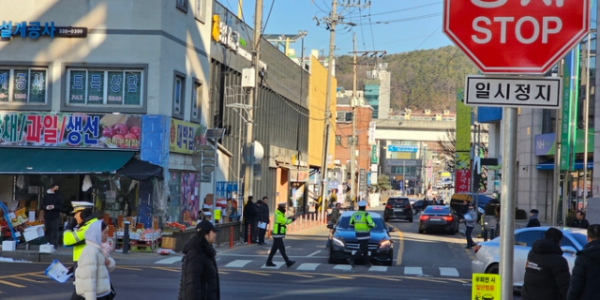 2-1. 용인특례시와 용인동부경찰서의 일시정지 교통문화 조성 합동캠페인 모습.png