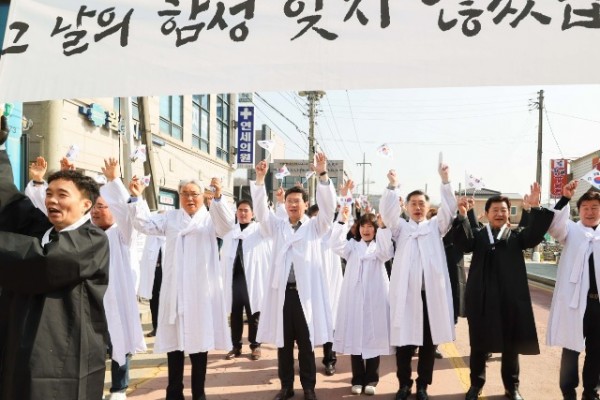 2-1. 용인특례시는 22일 오전 처인구 원삼면 이음센터 야외무대에서 106년 전 일어났던 용인 3·21 만세운동 기념하는 행사를 열었다..jpg