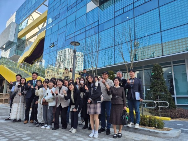 5. 용인특례시 흥덕청소년 문화의집 간담회에 참석한 인사들의 모습.jpg