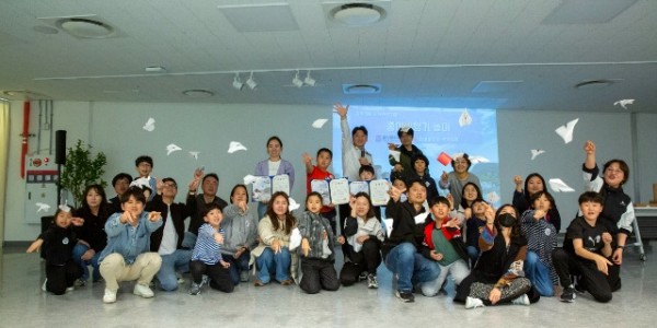 [사진자료] 종이비행기놀이.jpeg