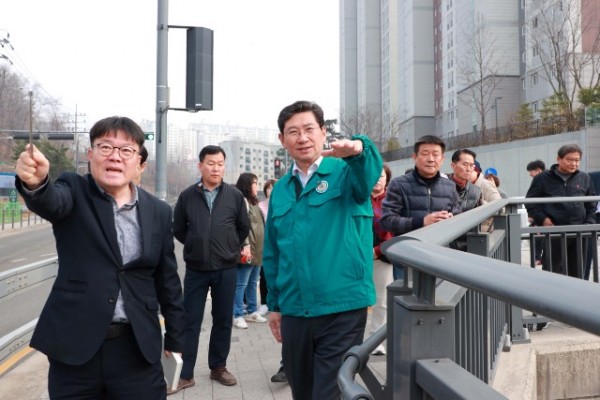 12-1 25일 이상일 용인특례시장이 마북천 산책로 설치 예정지를 현장 점검했다.JPG