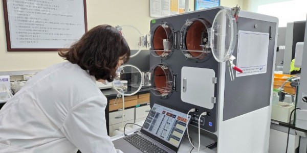 6. 용인시농업기술센터 연구원이 가축분뇨 퇴비 부숙도를 측정하고 있다.jpg