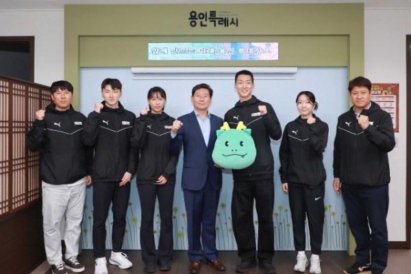 250327 2-1. 이상일 용인특례시장은 26일 시장실에서 우상혁선수와 신규 입단한 육상팀 선수를 격려했다.JPG