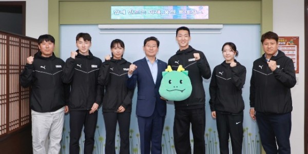 250327 2-1. 이상일 용인특례시장은 26일 시장실에서 우상혁선수와 신규 입단한 육상팀 선수를 격려했다.JPG