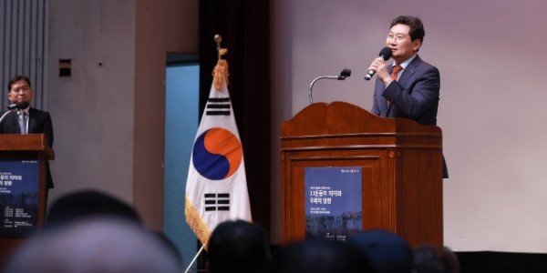 250327 3-1. 이상일 용인특례시장은 26일 기흥구 상갈동 경기도박물관 뮤지엄아트홀에서 개최된 광복 80주년 기념 ‘이달의 독.JPG