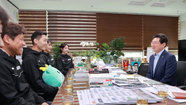 250327 2-2. 이상일 용인특례시장은 26일 시장실에서 우상혁선수와 신규 입단한 육상팀 선수를 격려했다.JPG