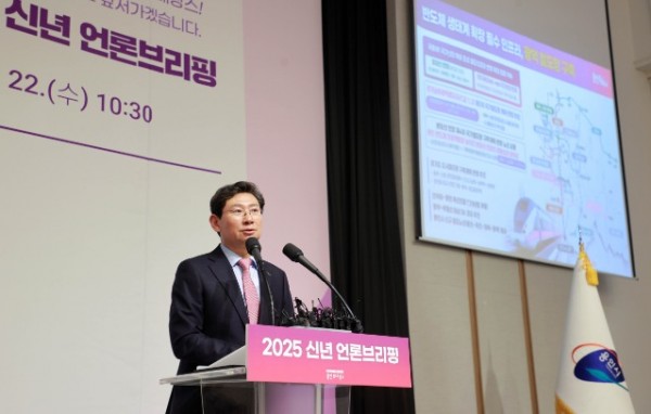 16. 지난 1월 22일 신년 언론브리핑에서 광역 철도망 구축 계획을 설명하고 있는 이상일 용인특례시장.JPG