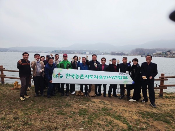 7-1. 용인특례시 대표 농업인 단체 농촌지도자용인시연합회원들은 용담호수 수질정화를 위해 EM흙공 500개를 던졌다.jpg