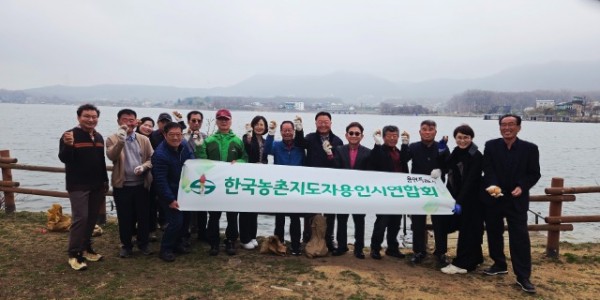 7-1. 용인특례시 대표 농업인 단체 농촌지도자용인시연합회원들은 용담호수 수질정화를 위해 EM흙공 500개를 던졌다.jpg