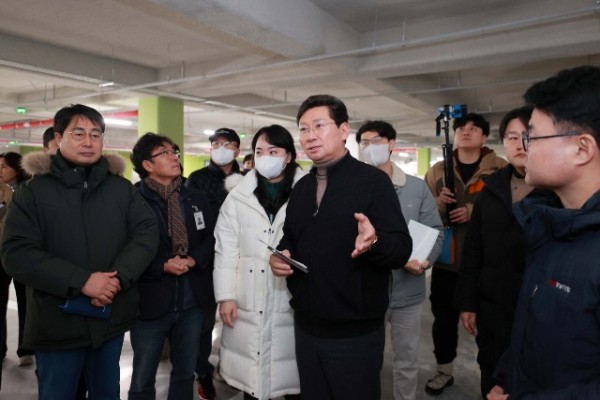8-1. 이상일 용인특례시장이 경남아너스빌디센트 건설 현장을 방문해 하자보수 상황을 살피고 있다.jpg