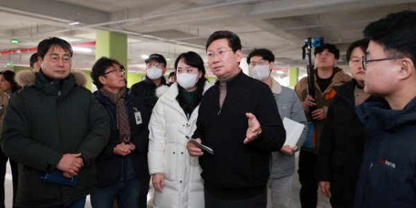 8-1. 이상일 용인특례시장이 경남아너스빌디센트 건설 현장을 방문해 하자보수 상황을 살피고 있다.jpg