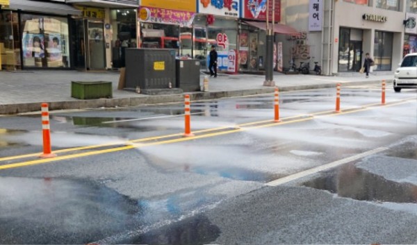 4-1. 용인특례시는 처인구 금령로의 농협중앙회~중앙지구대 700m에 도로 자동세척 시스템을 시범 설치했다.jpg