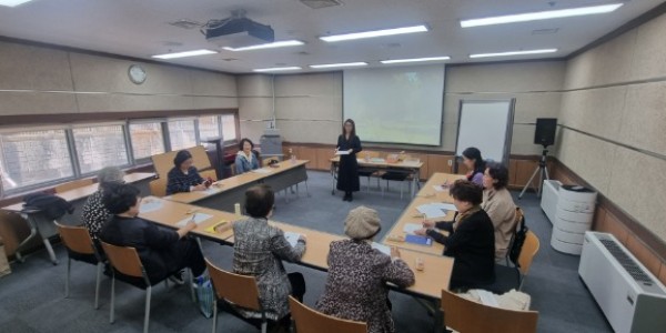 12. 죽전도서관 시니어 문해력 교실 프로그램 모습.jpg