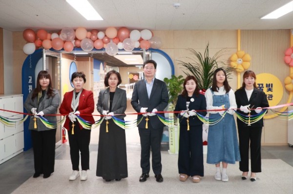 10-1. 용인특례시는 17일 고진초등학교 꿈빛도서관을 리모델링하고 재개관했다.jpg