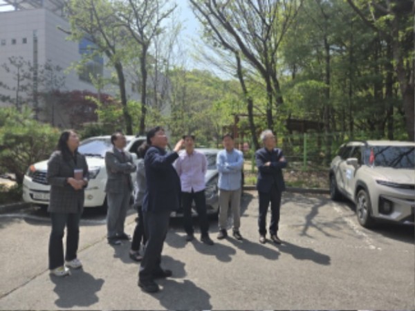 250425 성기황 의원, 당동중학교 옹벽 안전 점검...사고 미연에 방지해야 (1).jpg