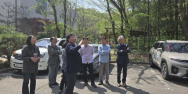 250425 성기황 의원, 당동중학교 옹벽 안전 점검...사고 미연에 방지해야 (1).jpg
