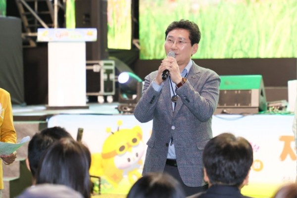 5-1. 25일 이상일 용인특례시장이 제27회 함평 나비대축제 개막식에서 인사말을 하고 있다.jpg