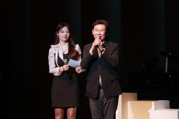 3-1. 이상일 용인특례시장은 26일 용인포은아트홀에서 열린 ‘용인시립소년소녀합창단 제45회 정기연주회’에 참석해 합창단의 무대를 축하고 시민들과 함께 공연을 관람했다..jpeg