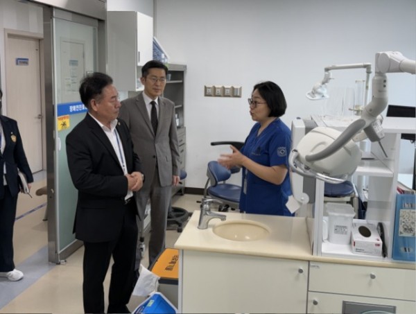 250502 김동규 의원, 경기도의료원 현장 방문...의료진 헌신에 감사, 공공의료 강화에 지속 협력할 것1.jpg
