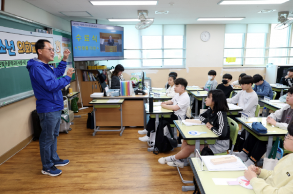 250513 안광률 의원, 은빛초 청소년의회교실 찾아 소통.PNG.png