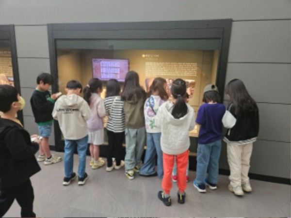 5-1. 용인특례시 초등학교 학생들이 용인시박물관이 주관하는 교과연계 프로그램에 참여해 박물관을 방문했다.JPG