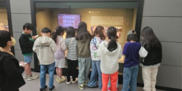 5-1. 용인특례시 초등학교 학생들이 용인시박물관이 주관하는 교과연계 프로그램에 참여해 박물관을 방문했다.JPG