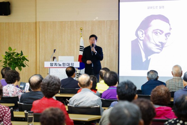 4-2. 21일 이상일 시장이 양지면 행정복지센터에서 특강을 하고 있다.jpg