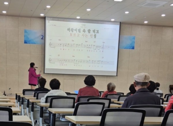 사진1 노래교실 운영사진.jpg