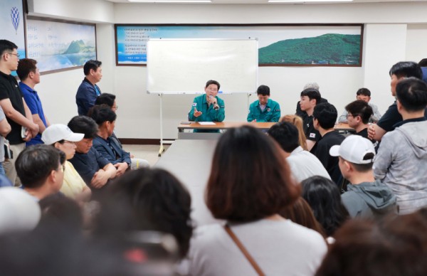 5-3. 이상일 용인특례시장은 8일 서천동 천공기 전도 사고 피해 현장을 찾아 주민을 위로하고 지원 의지를 피력했다.JPG