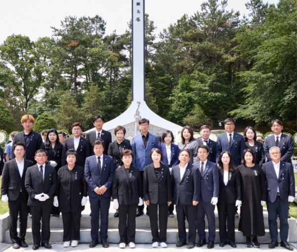 1-1. 20250606 용인특례시의회, 제70회 현충일 맞아 현충탑 참배.jpg