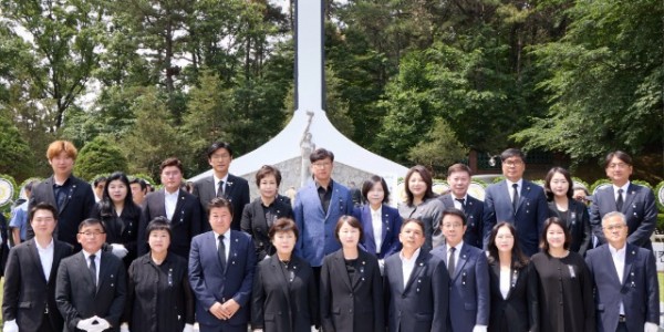 1-1. 20250606 용인특례시의회, 제70회 현충일 맞아 현충탑 참배.jpg
