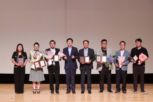 14. 이상일 용인특례시장이 16일 시청 에이스홀에서 시정발전에 공헌한 시민 70명에게 표창을 수여했다..jpg