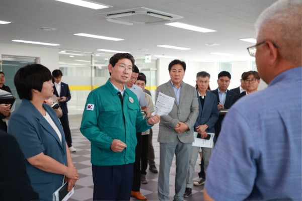 9-1. 23일 동천청소년문화의집에서 이상일 시장이 철저한 하자 보수를 지시하고 있다.jpg