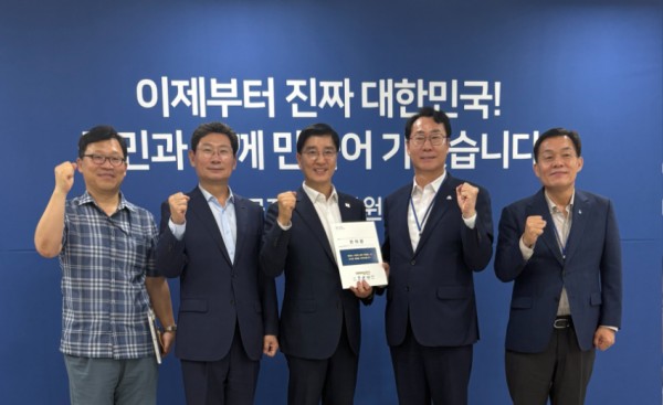 1. 이상일 용인특례시장(왼쪽 두번째)은 9일 국정기획위원회를 방문해 