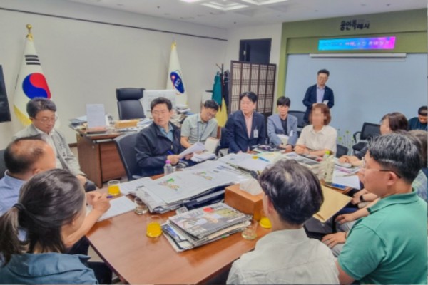 8-1. 용인특례시가 구성적환장을 도시계획시설로 결정하지 않기로 하면서 향후 구성적환장 부지가 생활폐기물 처리 시설 용도로 사용될 가능성을 원천 차단했다. 사진은 9일 진행된 구성적환장과 관련 간담회 모습.jpg