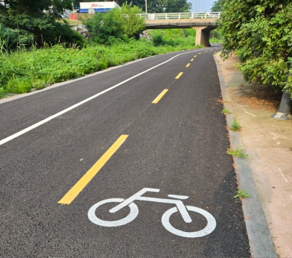 사진 2. 최근 재포장공사가 완료된 탄천 자전거도로 (1).jpg